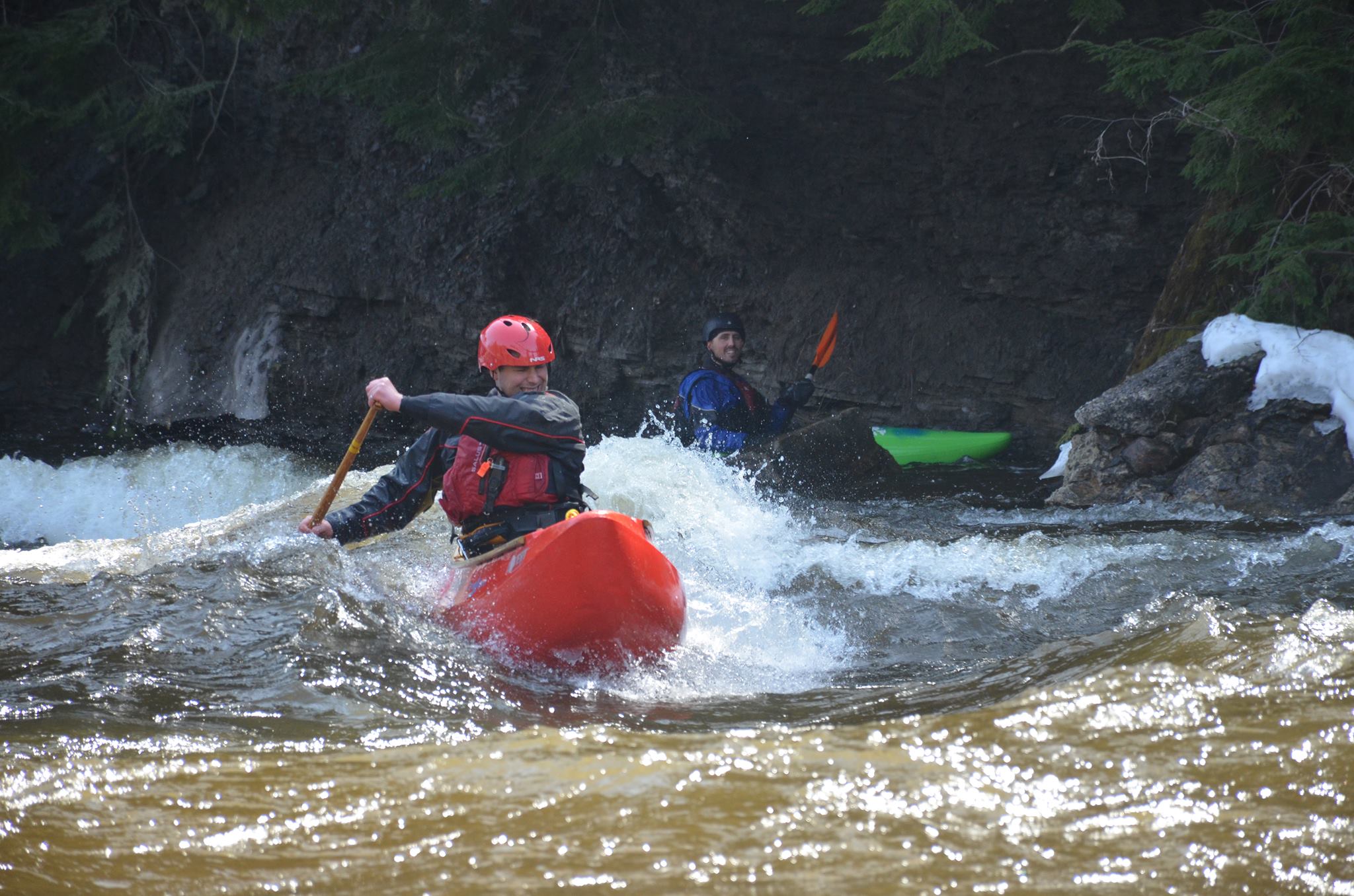 Pagayeur en canot solo dans un rapide sur la rivière Saint-Charles