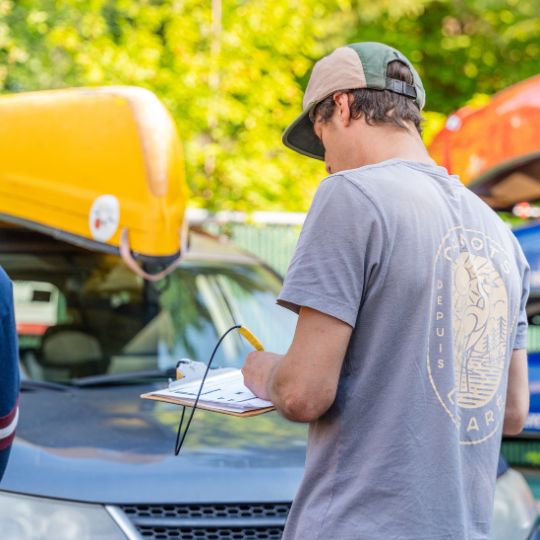Conseiller Canots Légaré effectuant une estimation de réparation sur un canot