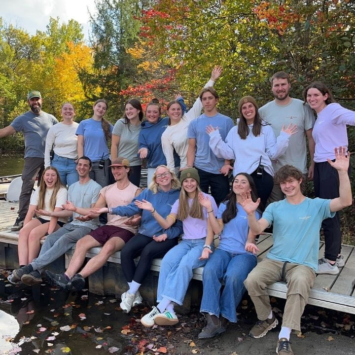 Membres de l'équipe Canots Légaré sur le quai à l'automne 2025