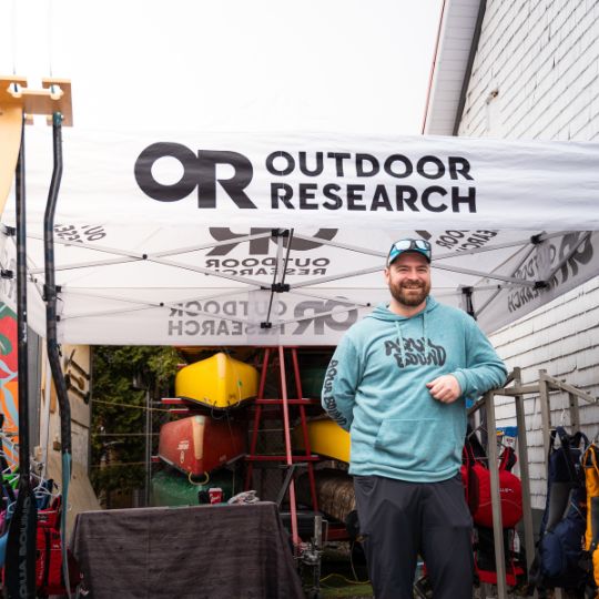 Représent Outdoor Research à son kiosque à la Vente sous la cabane Canots Légaré