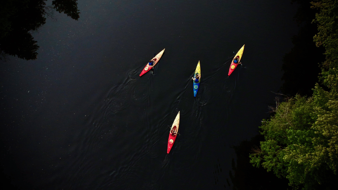 Kayaks colorés vue de haut sur la rivière Saint-Charles