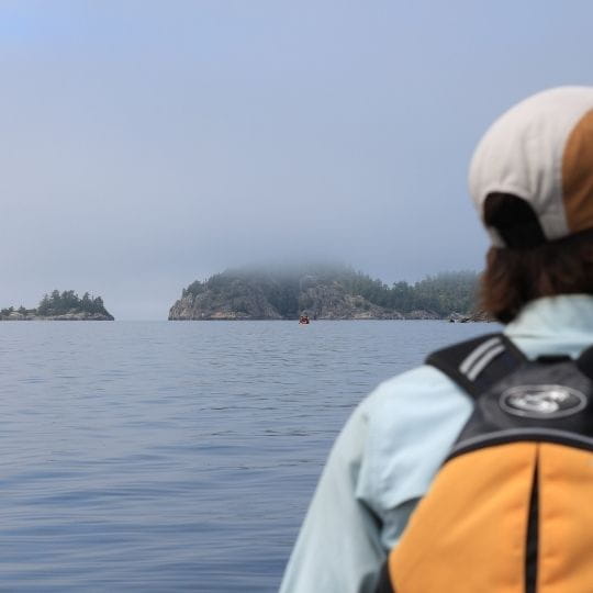 Pagayeur en canot avec vue sur les Grands Lacs canadiens