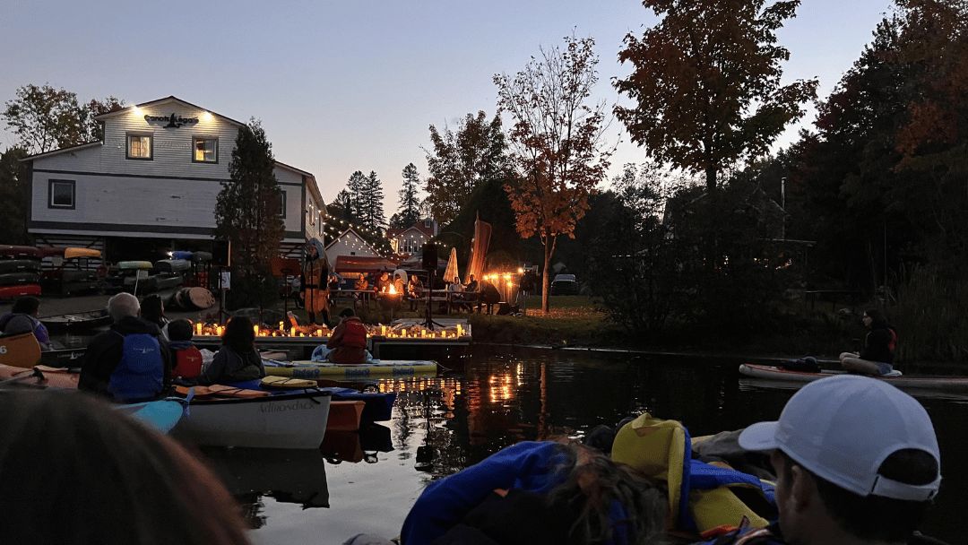 Artistes jouant sur le quai devant des spectateurs sur l'eau