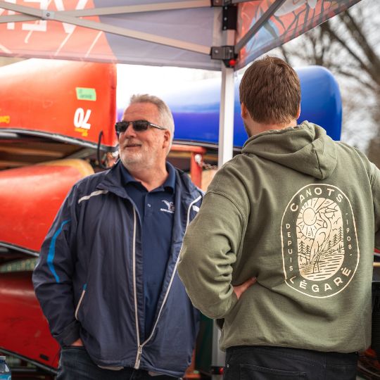 Propriétaire de Canots Légaré discute avec représentant Nova Craft Canoes